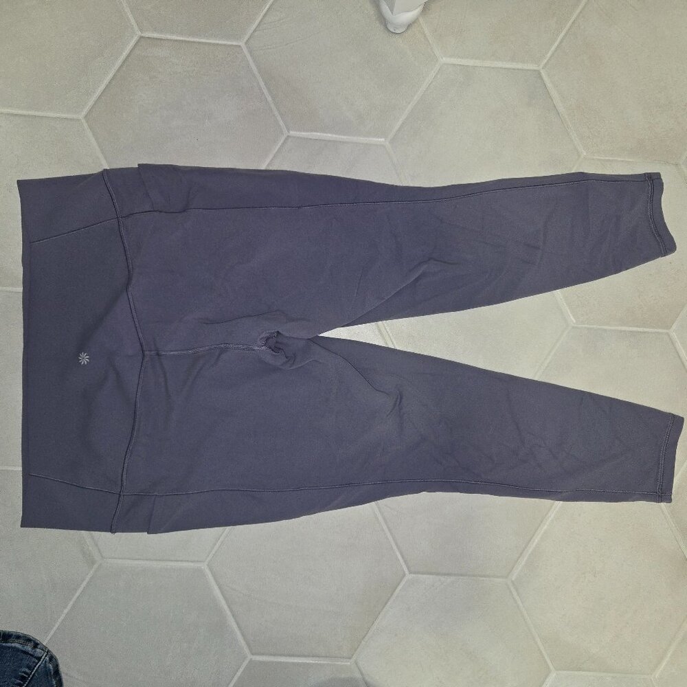 Athleta salutation stash pocket II 7/8 tight